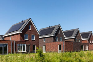 Zwarte zonnepanelen op nieuwe vrijstaande huizen