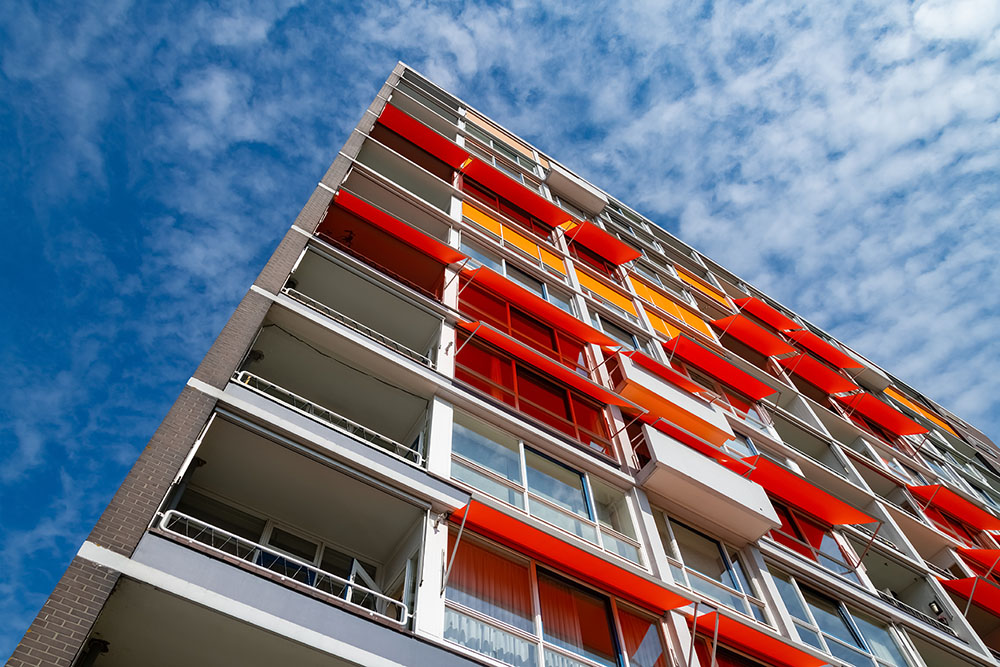 Woning of gebouw koel houden met zonwering, flat in Rotterdam met veel zonneschermen uit