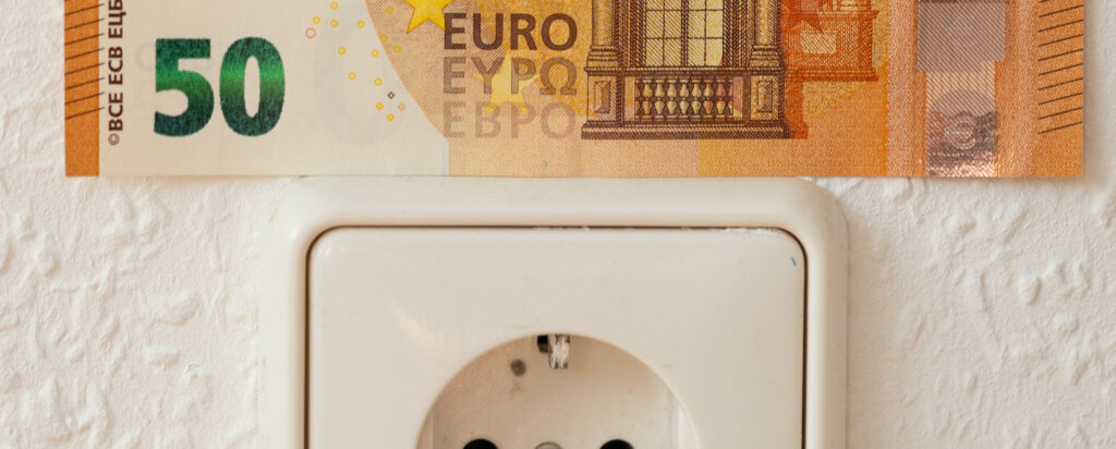 Briefje van €50 boven een stopcontact
